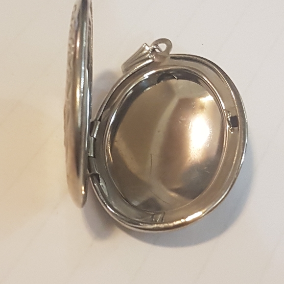 Locket - Picture 5 of 16